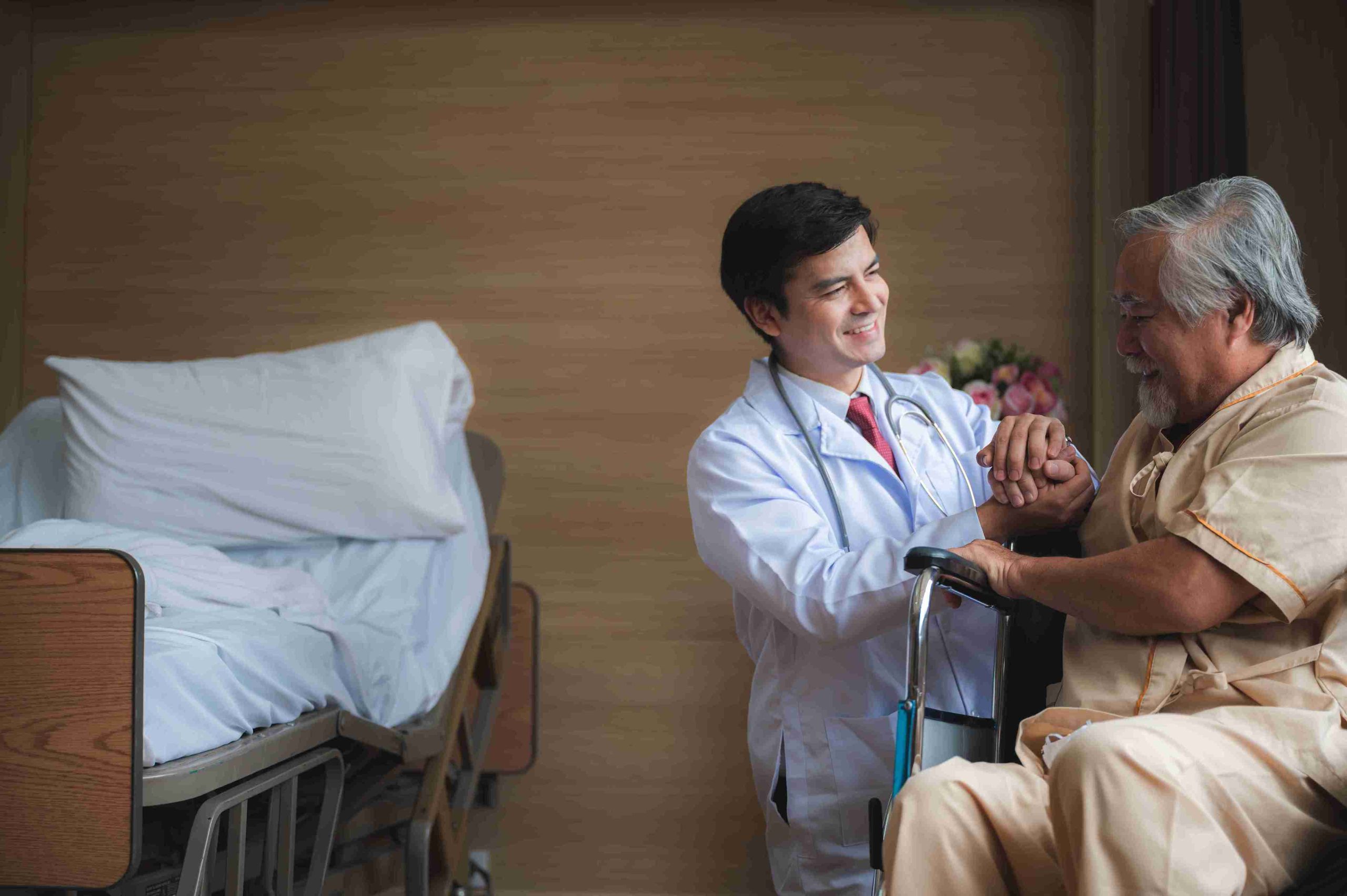 doctor speaking wiht an elderly patient