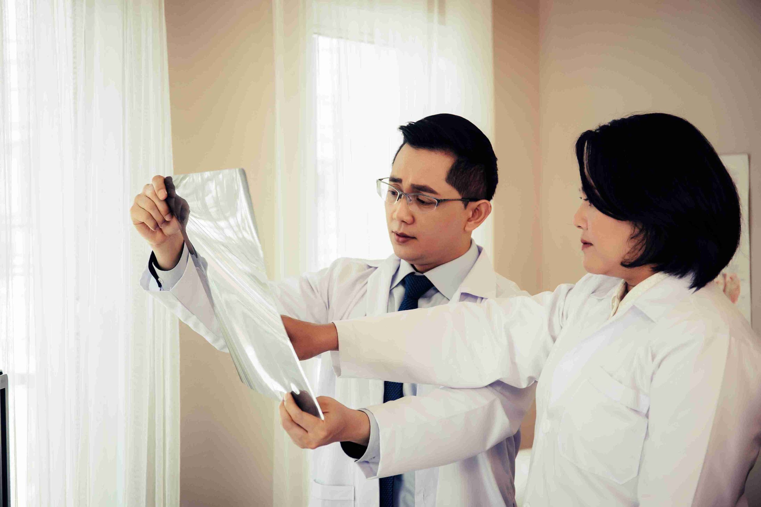 Two doctors analyzing an X-ray result.