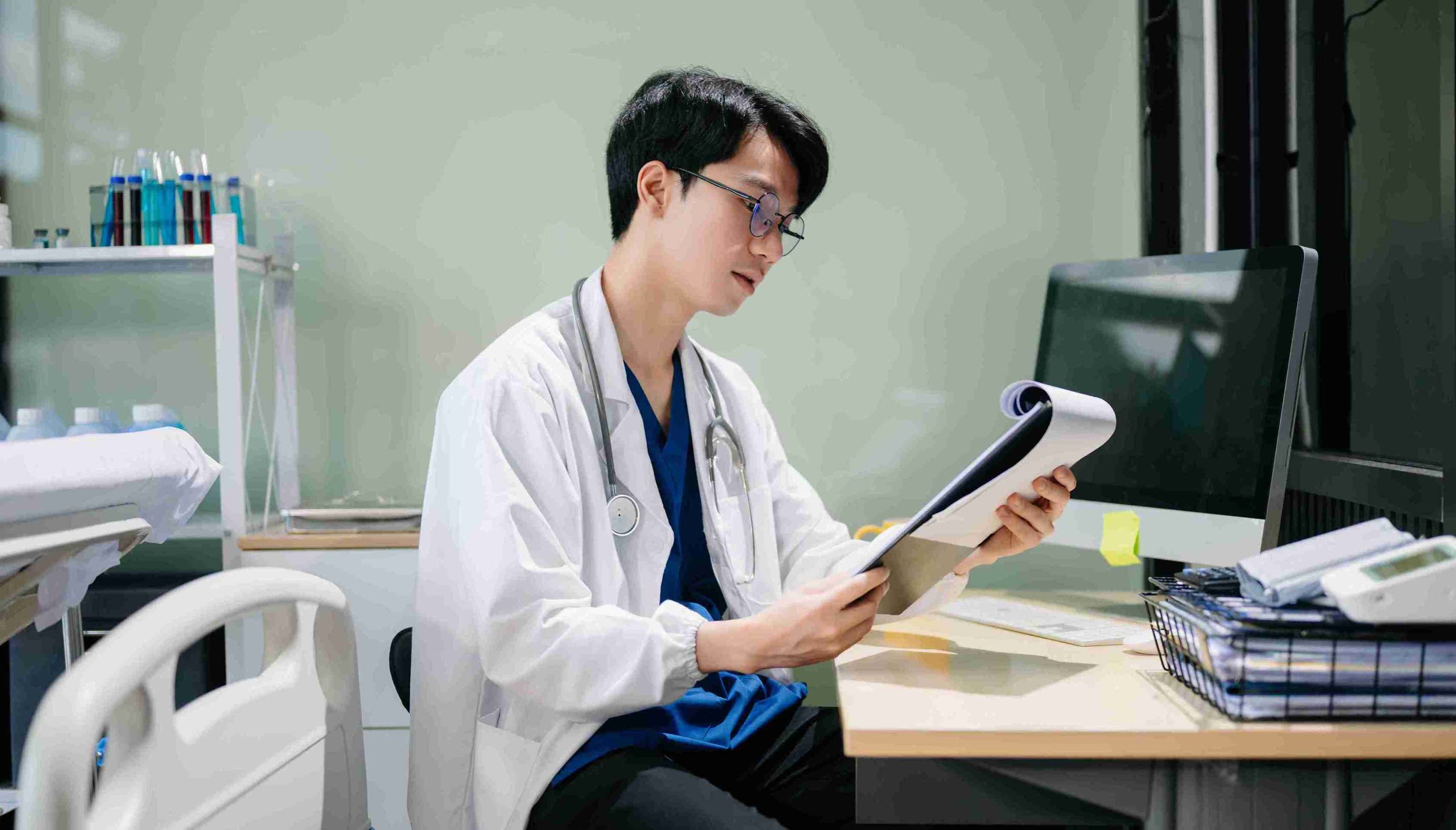 Doctor analysing the results of a patient exam.