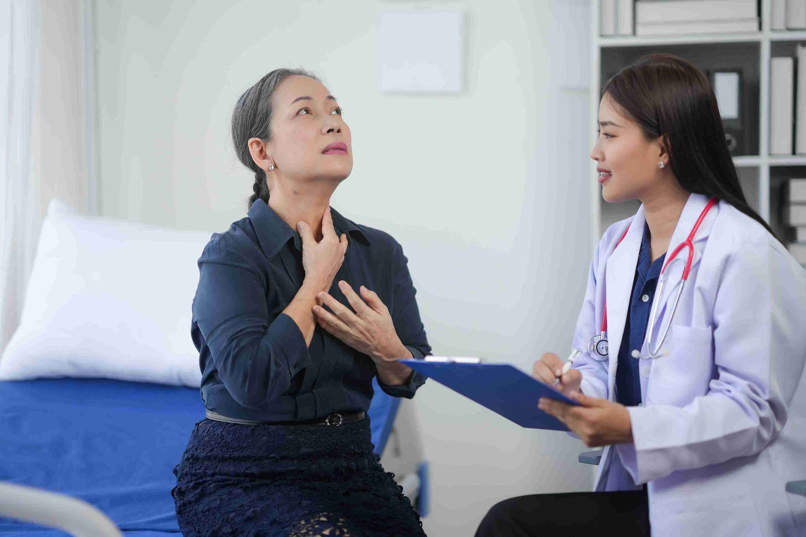 Elderly woman explaining her condition to the doctor.